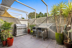 Stunning 2-Bed Unit with BBQ Patio near Dining